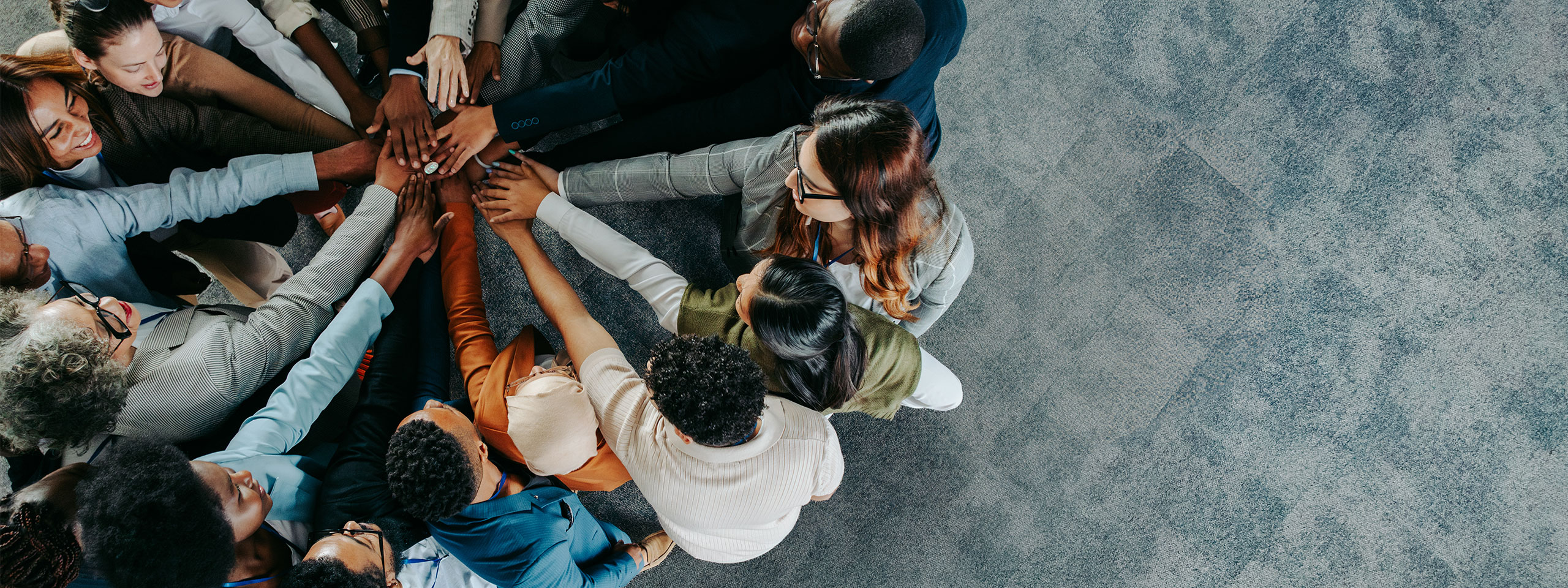 Gruppe steckt Hände zusammen